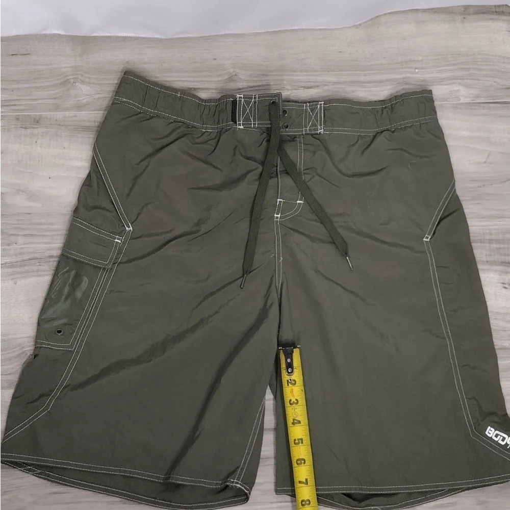 Body glove Olive Green Cargo Shorts size L pre owned good condition
